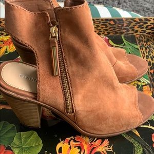 Gianni Bini  Brown suede boots